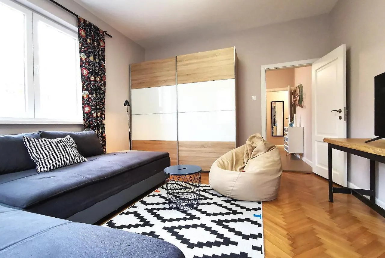 הקונטקטים של Beautifully Decorated Functional Apartment